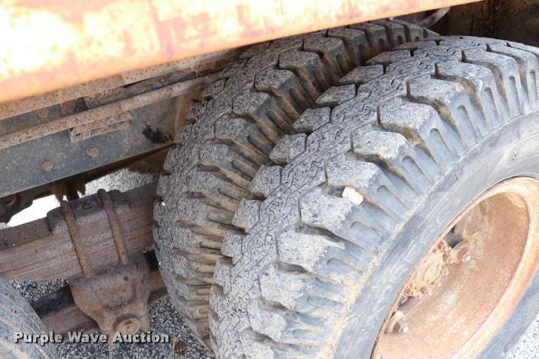 image for item DQ9466 1988 Ford FT900 dump truck