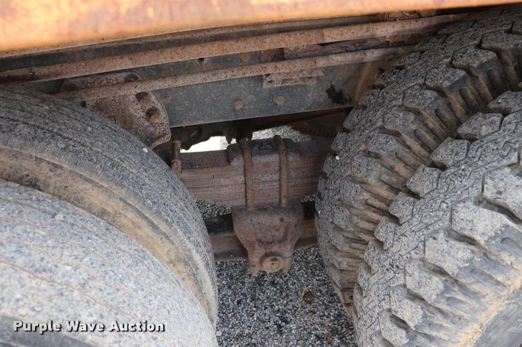 image for item DQ9466 1988 Ford FT900 dump truck