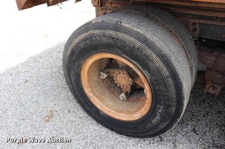 image for item DQ9466 1988 Ford FT900 dump truck