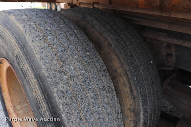 image for item DQ9466 1988 Ford FT900 dump truck