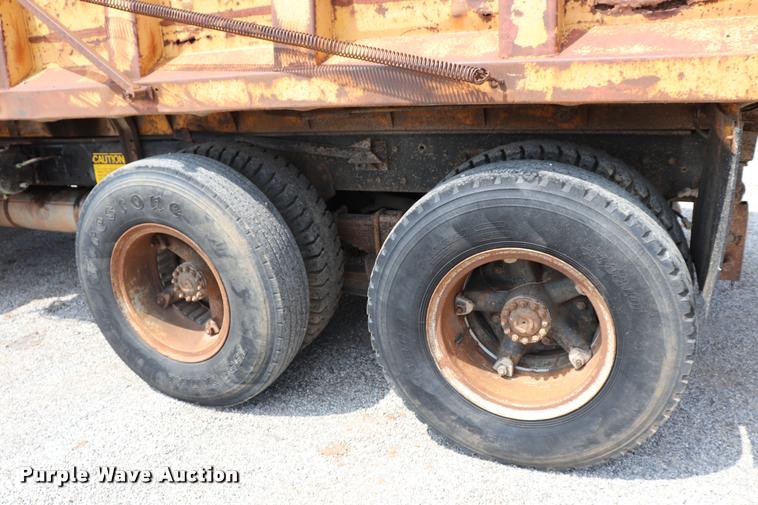 image for item DQ9466 1988 Ford FT900 dump truck