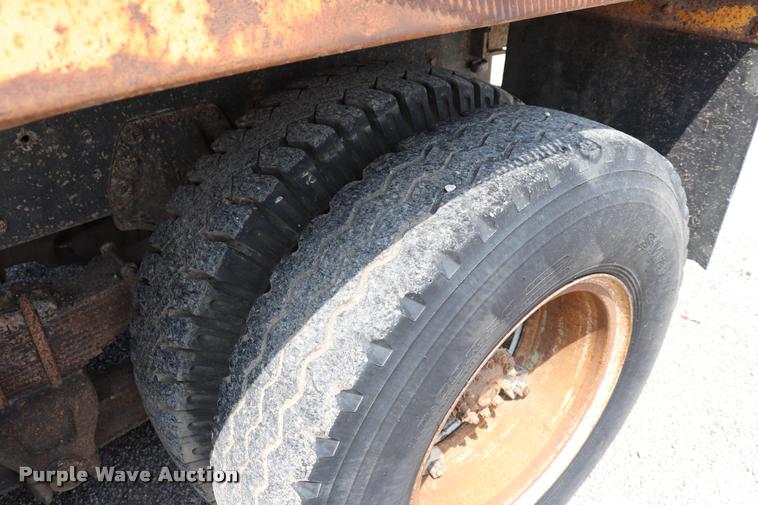 image for item DQ9466 1988 Ford FT900 dump truck