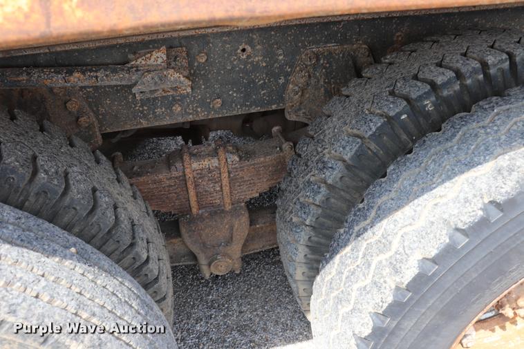 image for item DQ9466 1988 Ford FT900 dump truck