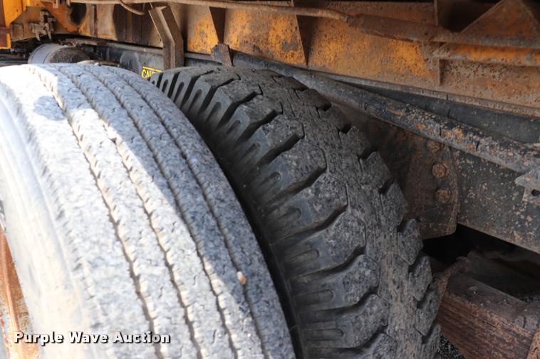 image for item DQ9466 1988 Ford FT900 dump truck