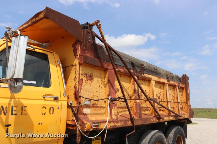 image for item DQ9466 1988 Ford FT900 dump truck