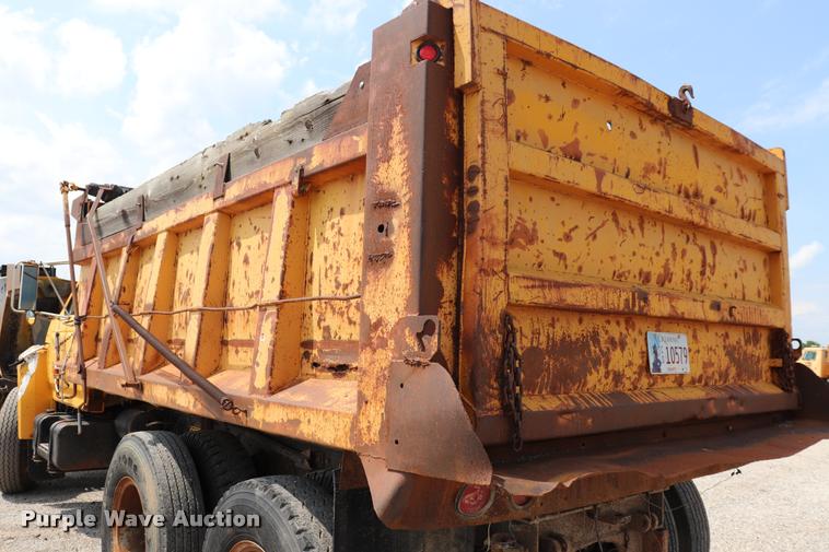 image for item DQ9466 1988 Ford FT900 dump truck