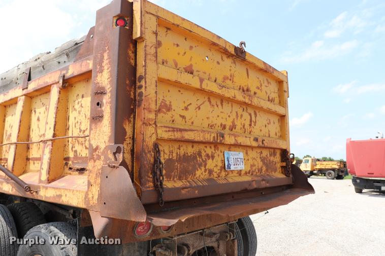 image for item DQ9466 1988 Ford FT900 dump truck