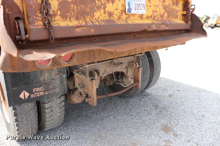 image for item DQ9466 1988 Ford FT900 dump truck