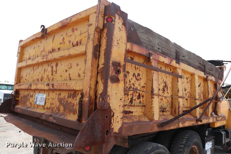 image for item DQ9466 1988 Ford FT900 dump truck