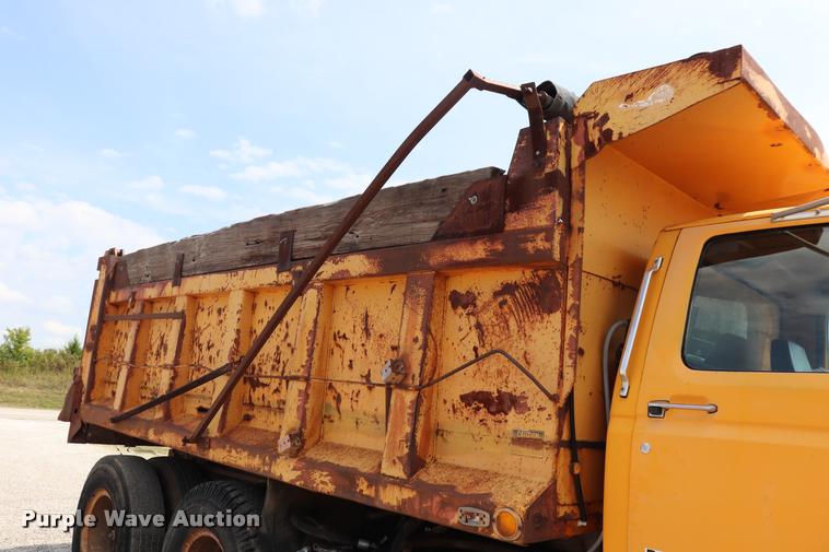 image for item DQ9466 1988 Ford FT900 dump truck