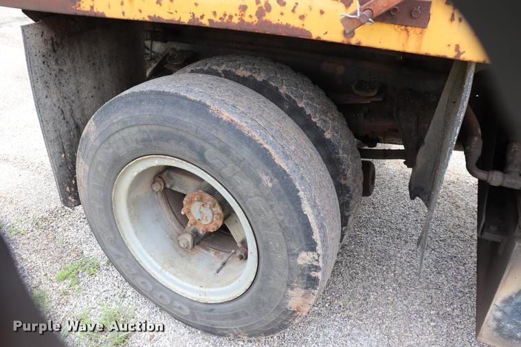 image for item DQ9467 1988 International 1754 dump truck