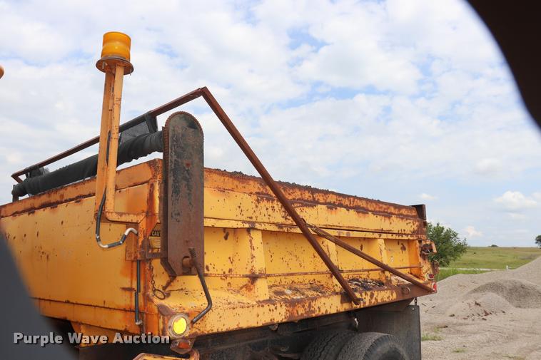 image for item DQ9467 1988 International 1754 dump truck