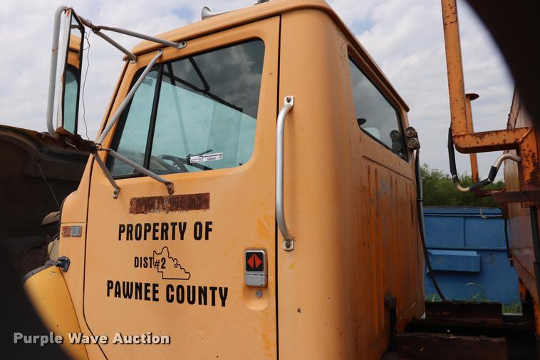 image for item DQ9467 1988 International 1754 dump truck