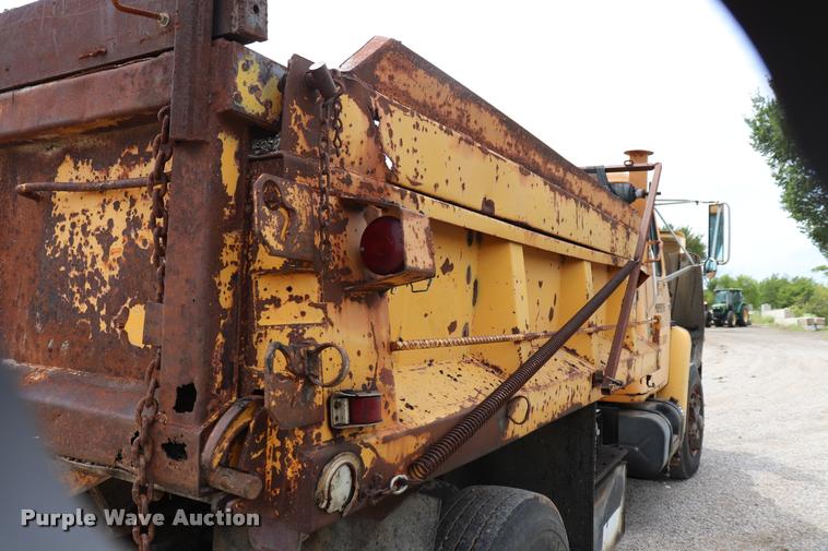 image for item DQ9467 1988 International 1754 dump truck