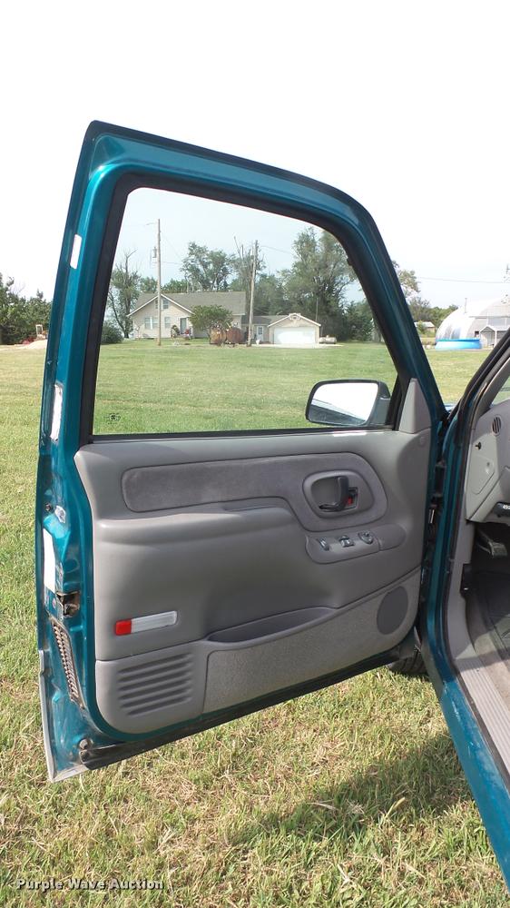 image for item DR9255 1995 Chevrolet 1500 Ext. Cab pickup truck