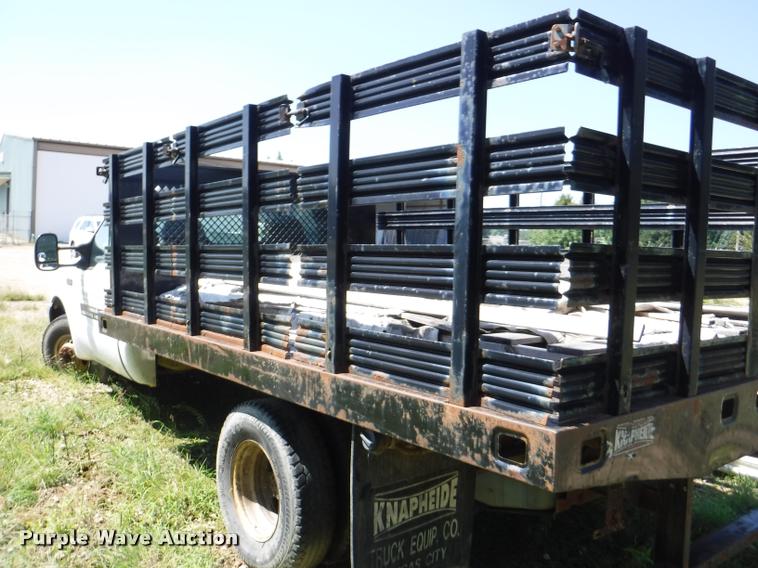 image for item K5893 2004 Ford F350 Super Duty flatbed pickup truck