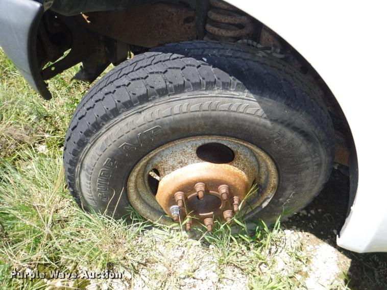 image for item K5893 2004 Ford F350 Super Duty flatbed pickup truck