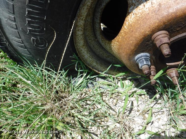 image for item K5893 2004 Ford F350 Super Duty flatbed pickup truck