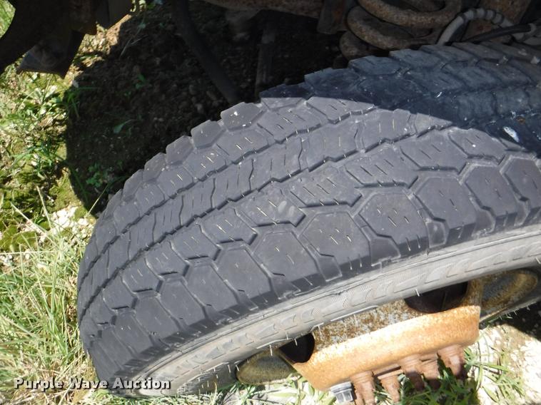 image for item K5893 2004 Ford F350 Super Duty flatbed pickup truck