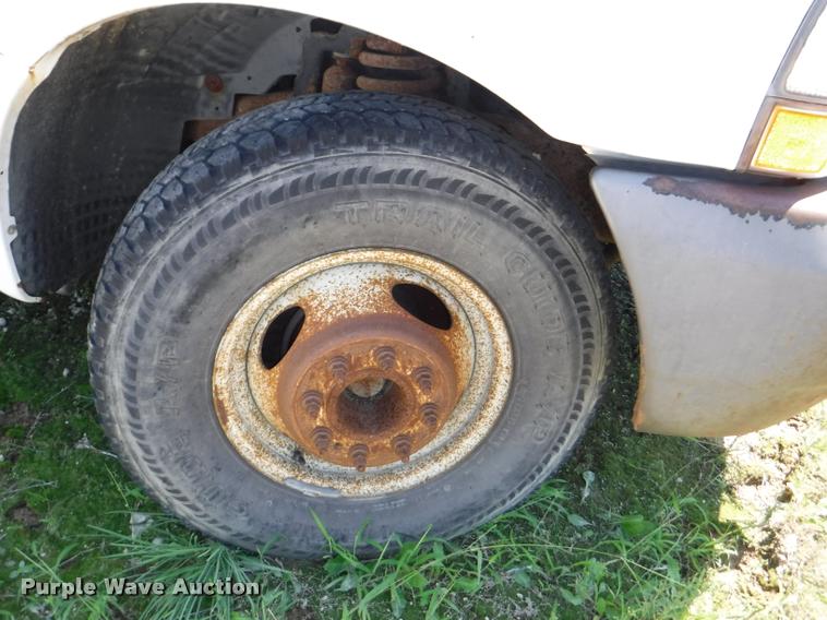 image for item K5893 2004 Ford F350 Super Duty flatbed pickup truck