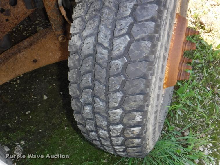 image for item K5893 2004 Ford F350 Super Duty flatbed pickup truck