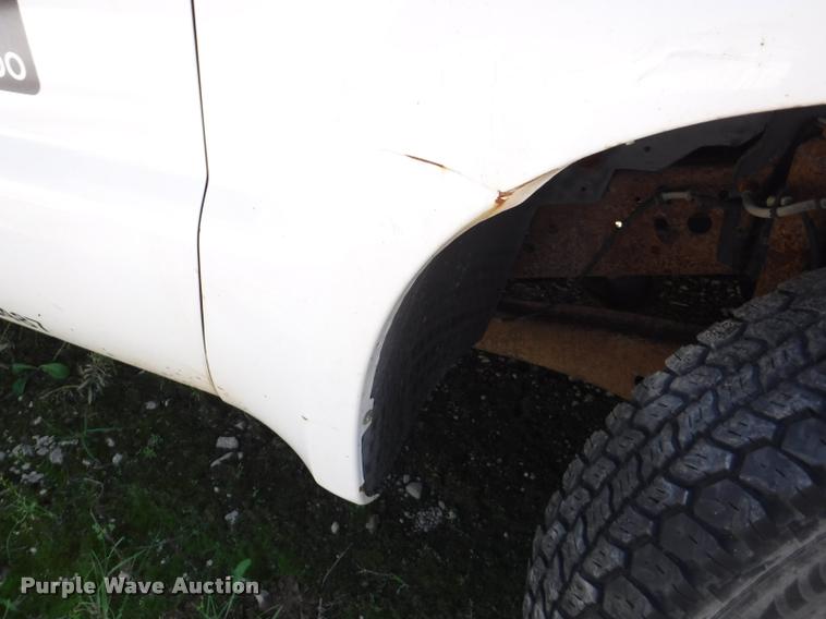 image for item K5893 2004 Ford F350 Super Duty flatbed pickup truck