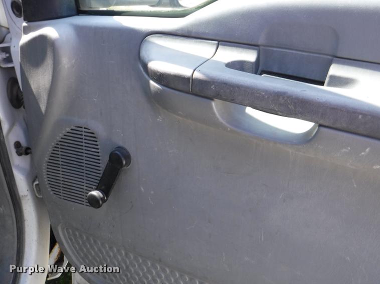 image for item K5893 2004 Ford F350 Super Duty flatbed pickup truck