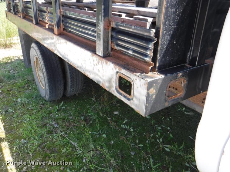 image for item K5893 2004 Ford F350 Super Duty flatbed pickup truck