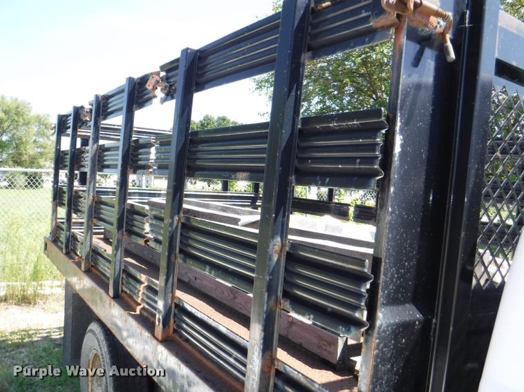 image for item K5893 2004 Ford F350 Super Duty flatbed pickup truck