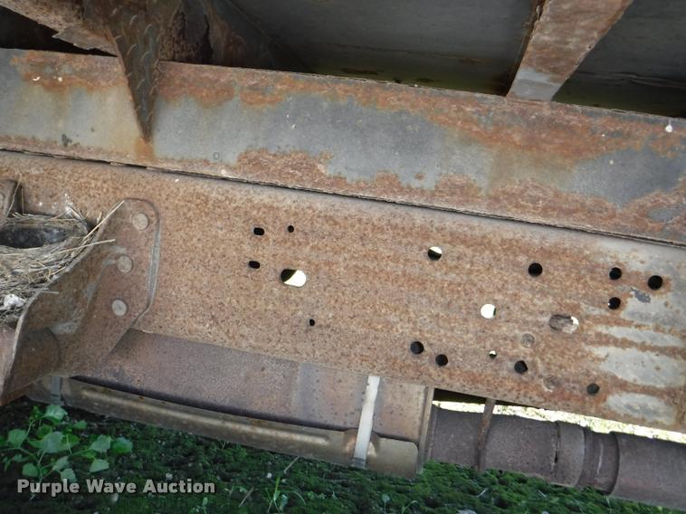 image for item K5893 2004 Ford F350 Super Duty flatbed pickup truck