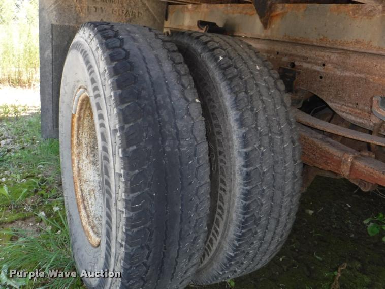 image for item K5893 2004 Ford F350 Super Duty flatbed pickup truck