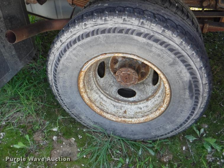 image for item K5893 2004 Ford F350 Super Duty flatbed pickup truck