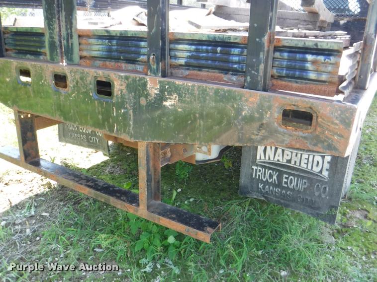 image for item K5893 2004 Ford F350 Super Duty flatbed pickup truck