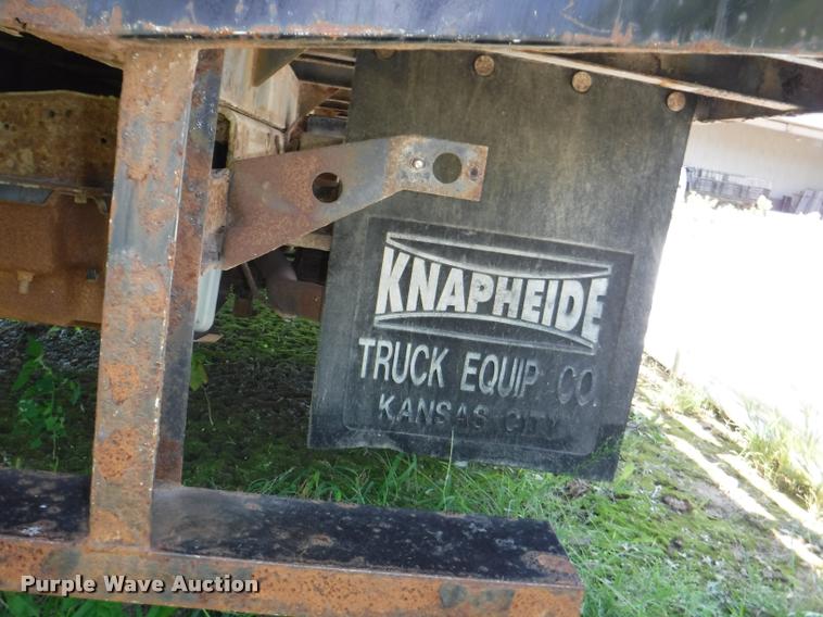 image for item K5893 2004 Ford F350 Super Duty flatbed pickup truck