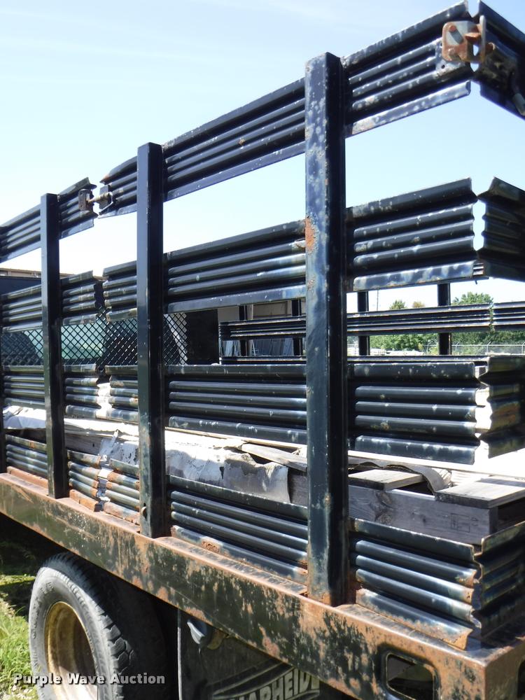 image for item K5893 2004 Ford F350 Super Duty flatbed pickup truck