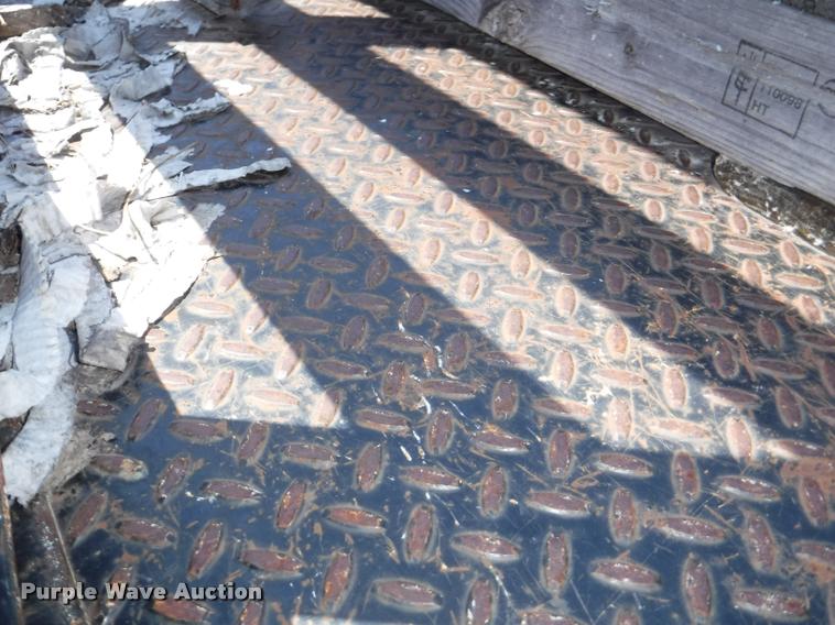 image for item K5893 2004 Ford F350 Super Duty flatbed pickup truck