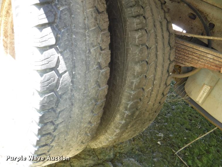 image for item K5893 2004 Ford F350 Super Duty flatbed pickup truck