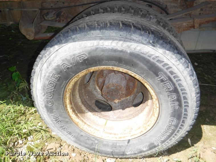 image for item K5893 2004 Ford F350 Super Duty flatbed pickup truck