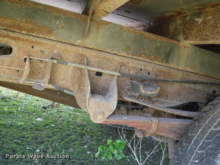 image for item K5893 2004 Ford F350 Super Duty flatbed pickup truck