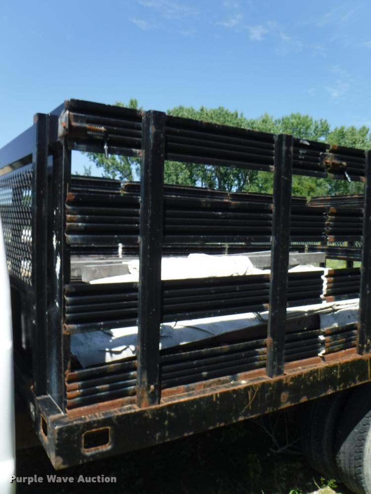 image for item K5893 2004 Ford F350 Super Duty flatbed pickup truck