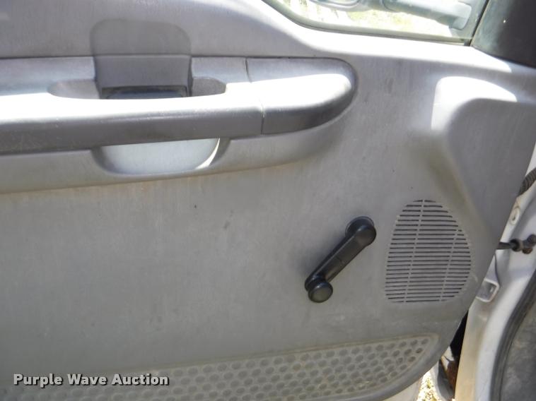 image for item K5893 2004 Ford F350 Super Duty flatbed pickup truck