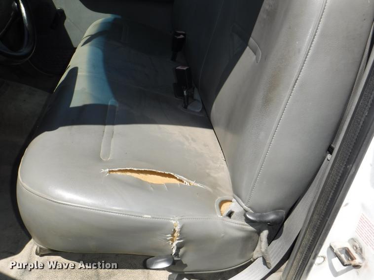 image for item K5893 2004 Ford F350 Super Duty flatbed pickup truck