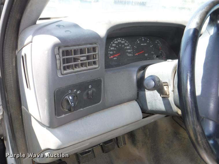 image for item K5893 2004 Ford F350 Super Duty flatbed pickup truck