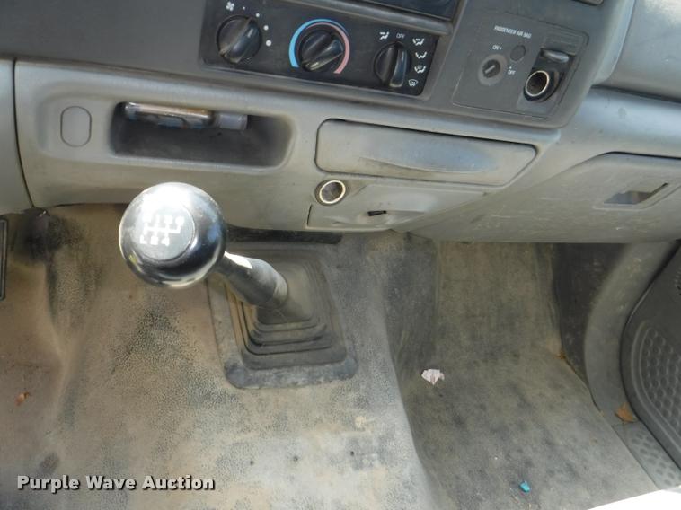 image for item K5893 2004 Ford F350 Super Duty flatbed pickup truck