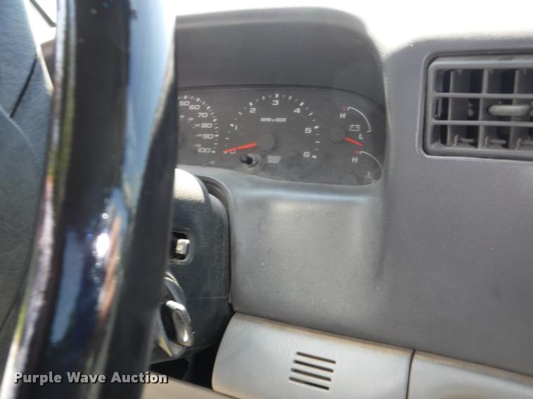 image for item K5893 2004 Ford F350 Super Duty flatbed pickup truck