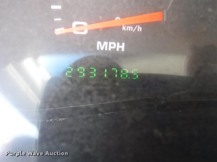 image for item K5893 2004 Ford F350 Super Duty flatbed pickup truck