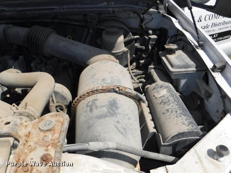 image for item K5893 2004 Ford F350 Super Duty flatbed pickup truck