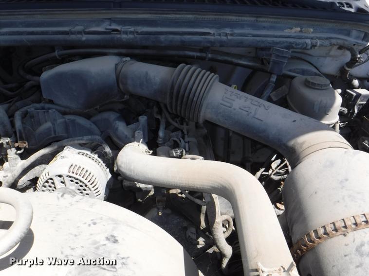 image for item K5893 2004 Ford F350 Super Duty flatbed pickup truck