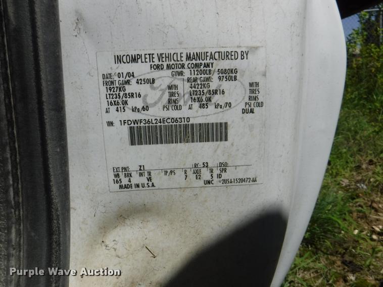 image for item K5893 2004 Ford F350 Super Duty flatbed pickup truck