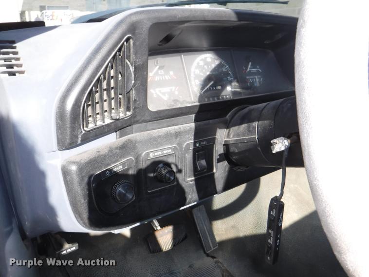 image for item K5969 1990 Ford F150 Custom pickup truck